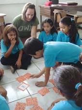Huffman plays a game with her Costa Rican students